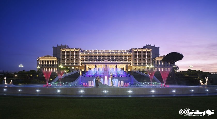 نمای کلی هتل در شب